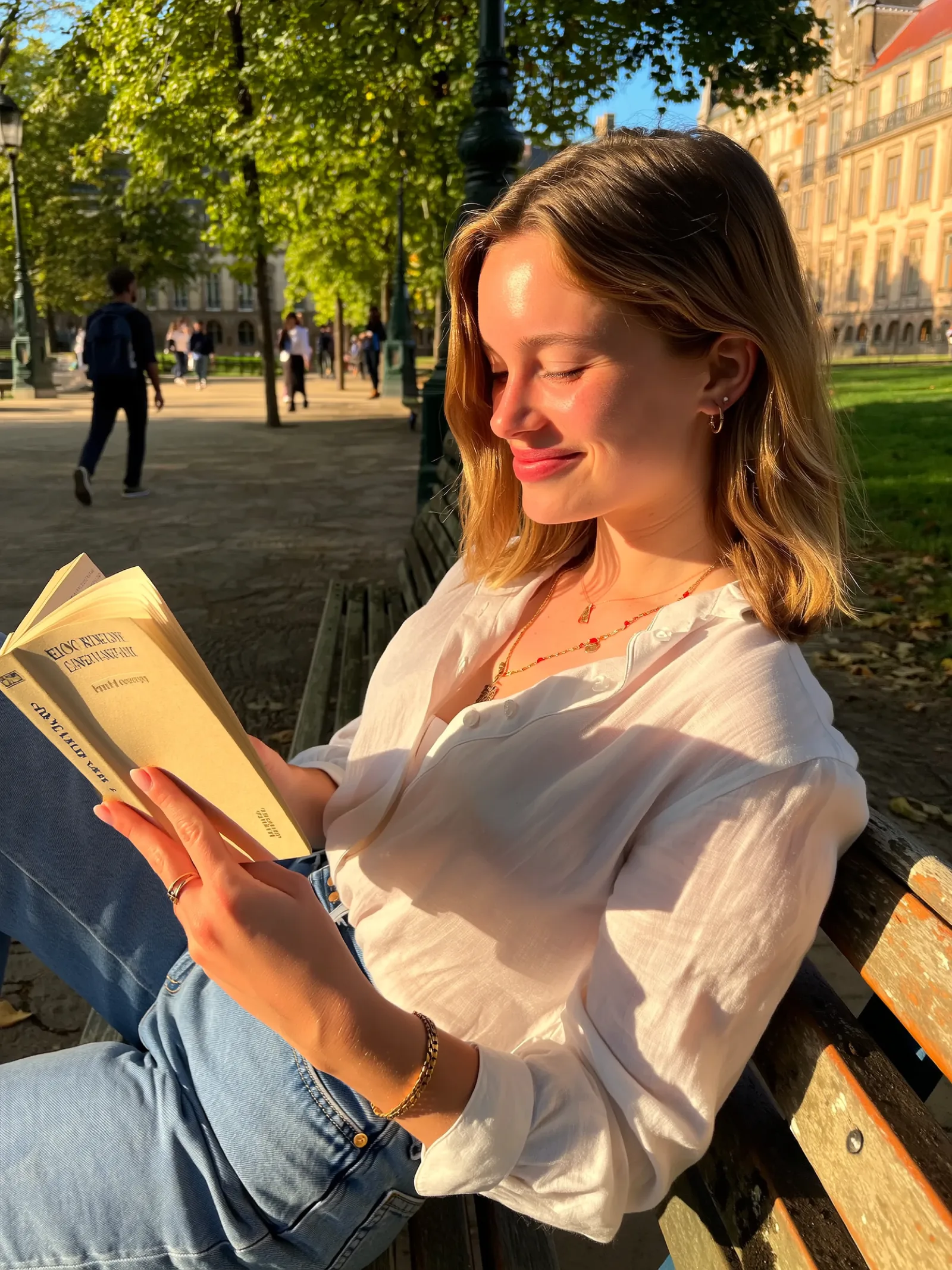 Junge Frau steht im Freien und liest entspannt in einem Buch — Sinnbild für den persönlichen Studibuch-Kundenservice rund um den Buchverkauf