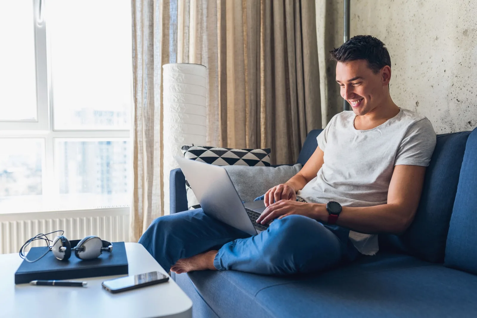Junger Mann sitzt am Laptop und gibt eine ISBN auf verkauf.studibuch.de ein, um den Verkaufspreis seines Buchs sofort zu sehen